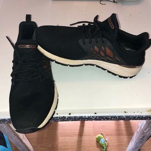 Black Mens Skechers relaxed air-cooled, memory foam w/gogamat arch, size 10